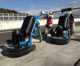 機械研磨工法でのプール塗膜撤去